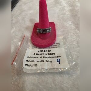 A Delicate Gaze Alexandrite Ring